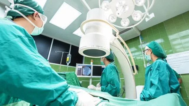 Ženi uklonili cijeli želudac zbog raka kojeg nikad nije imala, liječnici prijeti godina dana zatvora