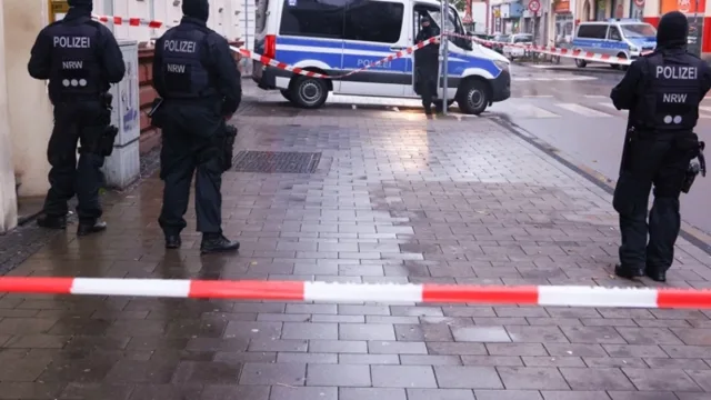 Drama u Njemačkoj: Vozilom se zabili u skupinu ljudi, a potom pobjegli pješice