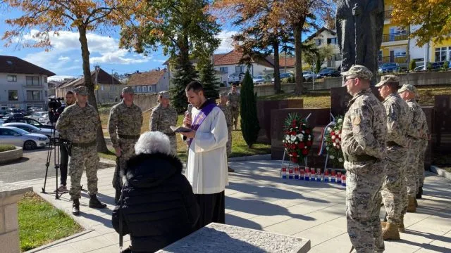 U Tomislavgradu odana počast poginulim, nestalim i umrlim hrvatskim braniteljima (Foto/Video)