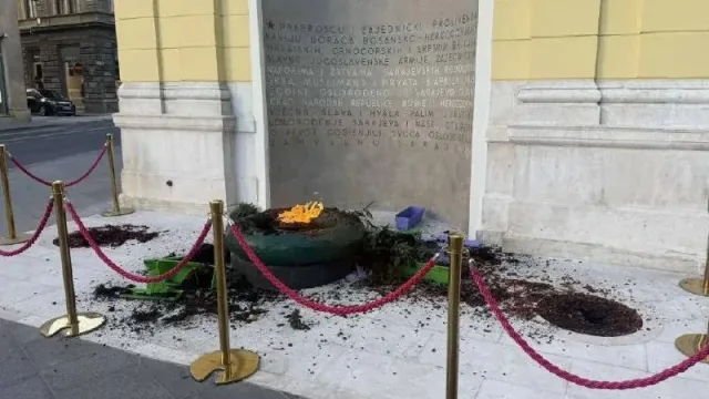 Vandali devastirali Vječnu vatru u Sarajevu: Iščupana stabla i uništen tek obnovljeni prostor