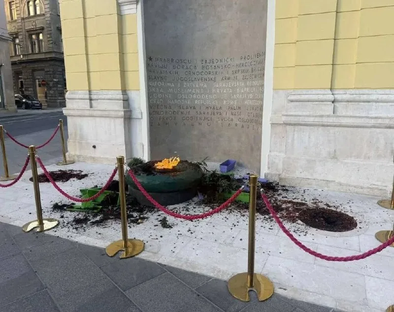 Vandali devastirali Vječnu vatru u Sarajevu: Iščupana stabla i uništen tek obnovljeni prostor