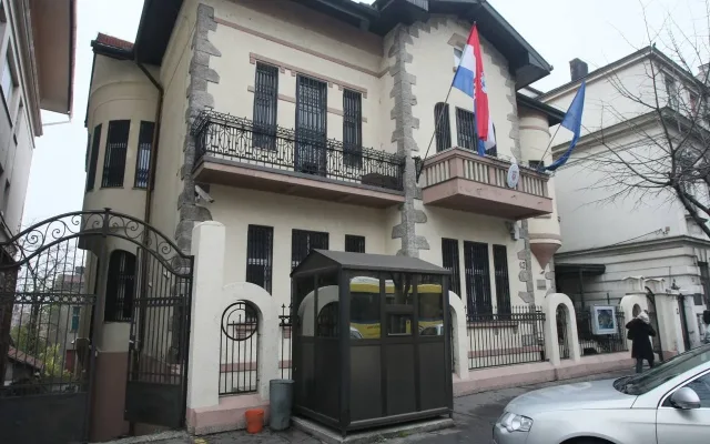 Uzvikivao „Allahu akbar” i dvama noževima napao policajca pred izraelskim veleposlanstvom u Beogradu