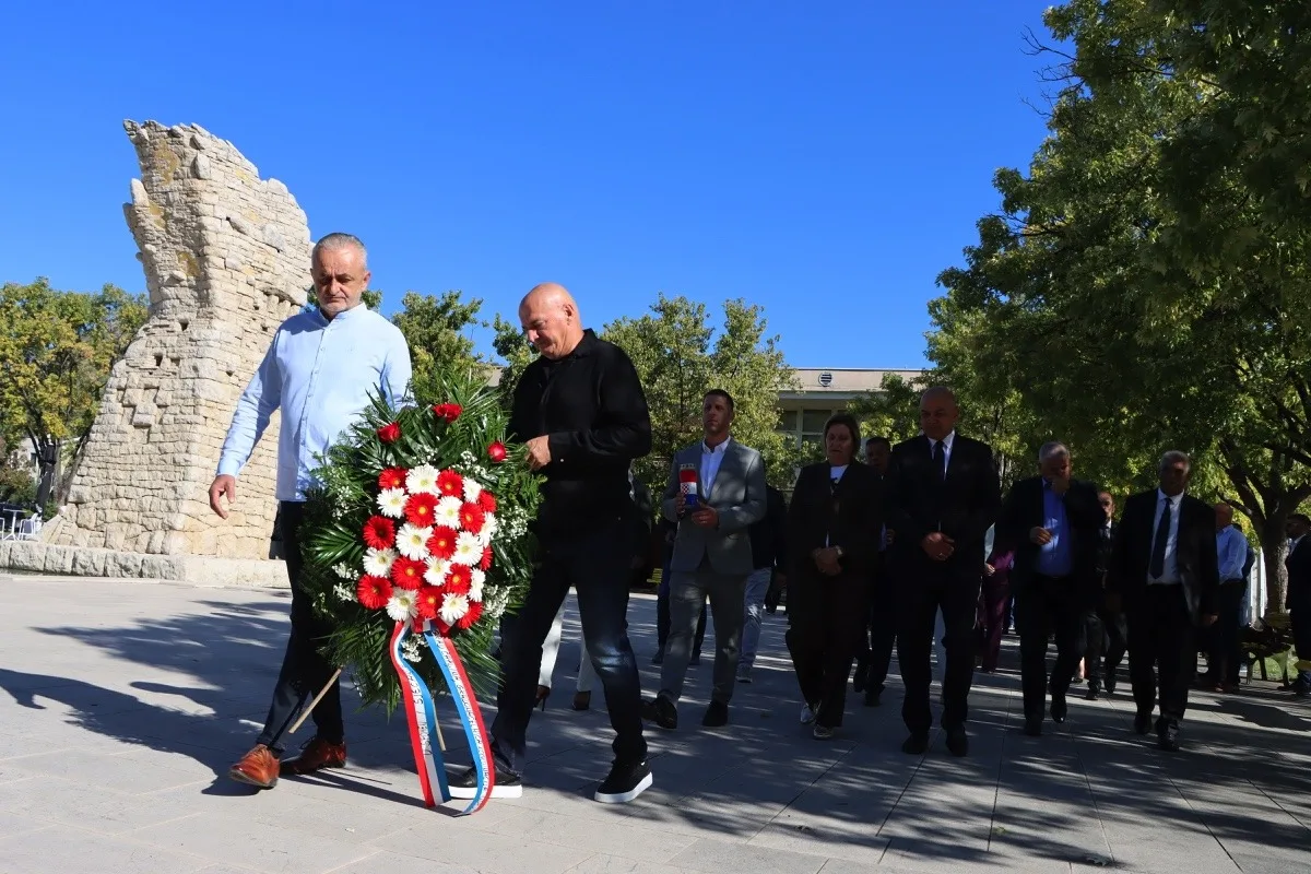 FOTO | Položeni vijenci i zapaljene svijeće u povodu Dana Grada Čapljine