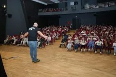 Kroz lutkarski mjuzikl učenici se podsjetili kako je važno pomagati, biti tolerantan i plemenit