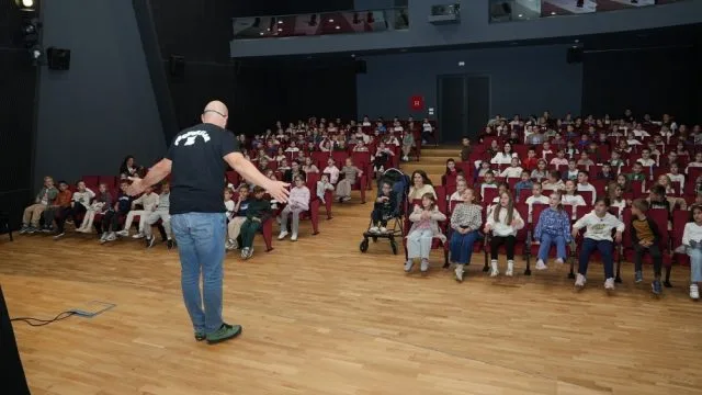 Kroz lutkarski mjuzikl učenici se podsjetili kako je važno pomagati, biti tolerantan i plemenit