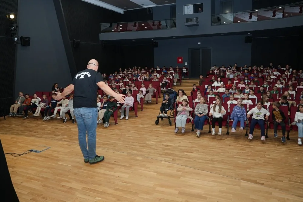 Kroz lutkarski mjuzikl učenici se podsjetili kako je važno pomagati, biti tolerantan i plemenit