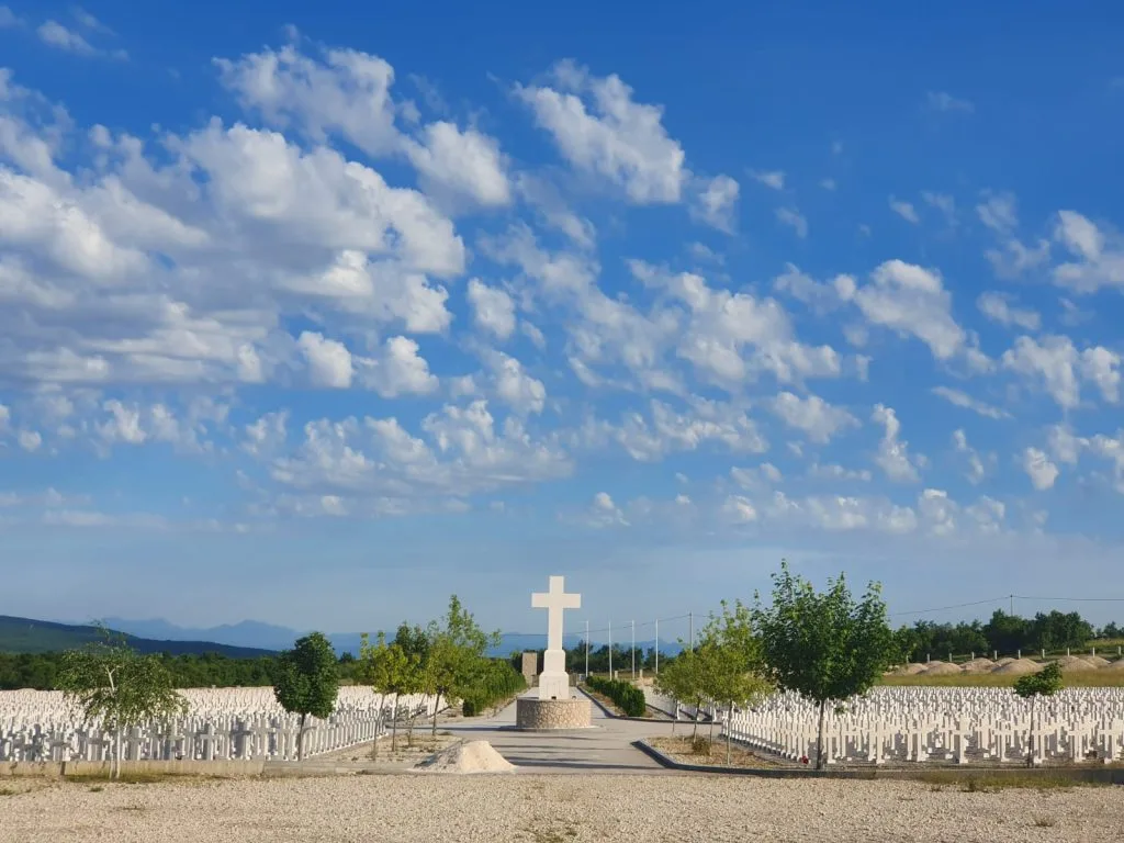 Na Groblju mira podiže se novih 50 križeva s imenima stradalih Duvnjaka