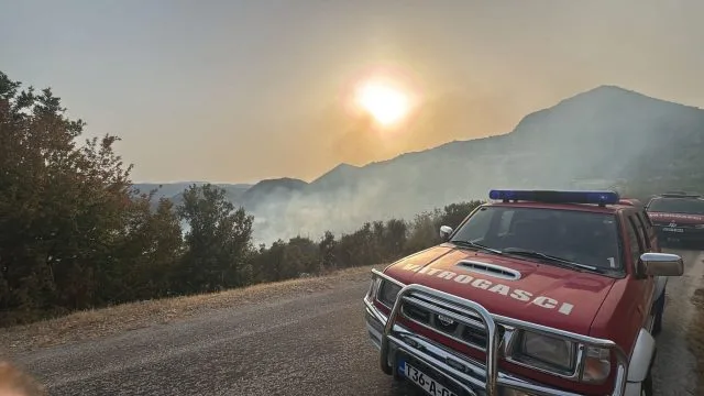 Tragedija u Gradačkom polju: Vatrogasci tijekom gašenja požara pronašli tijelo preminule osobe