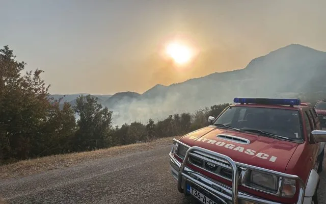 Tragedija u Gradačkom polju: Vatrogasci tijekom gašenja požara pronašli tijelo preminule osobe