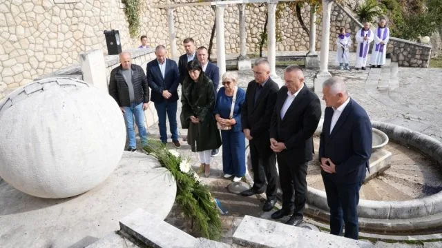 U Čerinu odana počast braniteljima i otkrivena spomen ploča fra Martinu Sopti