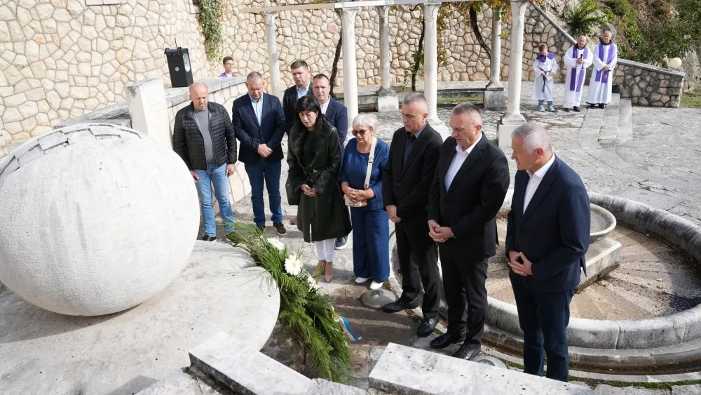 U Čerinu odana počast braniteljima i otkrivena spomen ploča fra Martinu Sopti